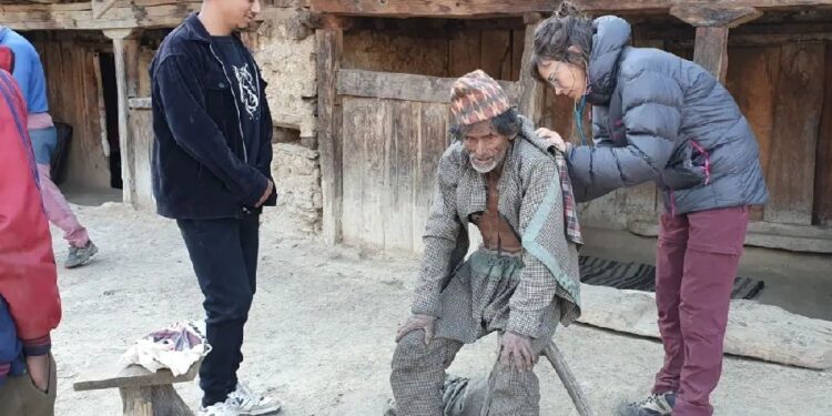 गाउँ गाउँमा पुगेर उपचार गर्दै विदेशी चिकित्सक मार्ता