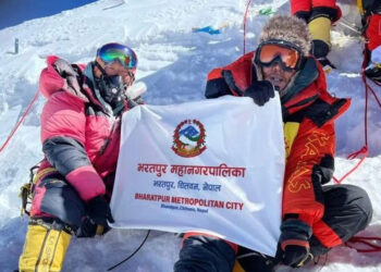 भरतपुर महानगरको झण्डा सगरमाथामा