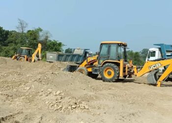 शिवगढीको भक्रम खोलामा ठेकदारद्धारा जेसिबि लगायर अनियन्त्रित दोहन