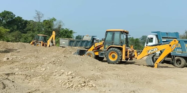 शिवगढीको भक्रम खोलामा ठेकदारद्धारा जेसिबि लगायर अनियन्त्रित दोहन