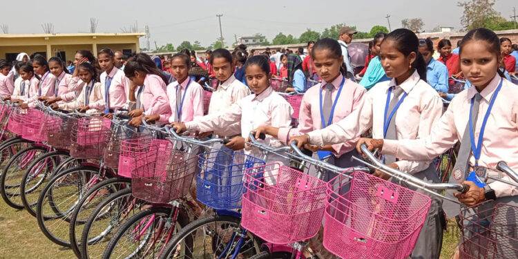छात्रालाई विद्यालयमा टिकाउन दुई सय ८० वटा साइकल वितरण