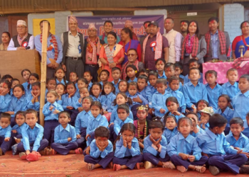 स्वावलम्बनद्वारा विद्यार्थीलाई पोशाक वितरण