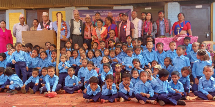 स्वावलम्बनद्वारा विद्यार्थीलाई पोशाक वितरण