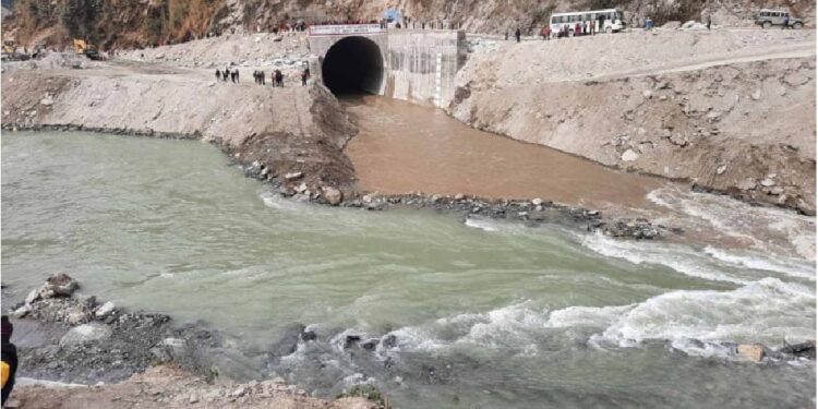 अरुण नदीले कटान गरेपछि तटीय क्षेत्रमा जोखिम
