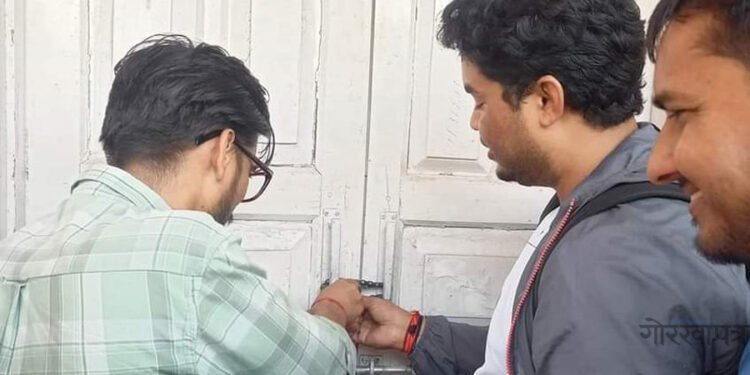 छानबिन प्रतिवेदन सार्वजनिक गर्न माग गर्दै कोहलपुर खानेपानी संस्थामा तालाबन्दी