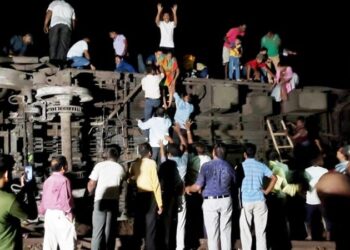 भारतकाे ओडिसामा रेल दुर्घटना हुँदा ५० जनाको ज्यान गयो, तीन सय ५० भन्दा धेरै घाइते