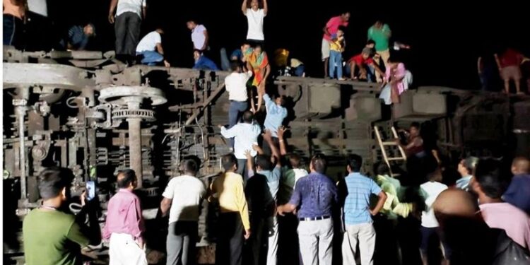 भारतकाे ओडिसामा रेल दुर्घटना हुँदा ५० जनाको ज्यान गयो, तीन सय ५० भन्दा धेरै घाइते