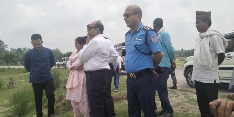 खोलामा आएको बाढीले तटबन्ध भत्कियो