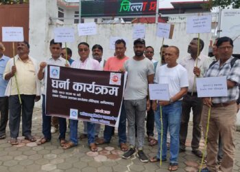 निर्माण व्यवसायीद्वारा प्रशासन अगाडी धर्ना