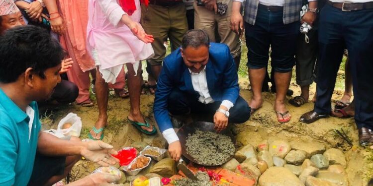 अस्पताल निर्माण धमाधम, उपचार गर्न अन्यत्र धाउँदै