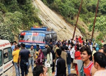 गुडिरहेको बसमा करेन्ट लाग्दा दुई जनाको मृत्यु
