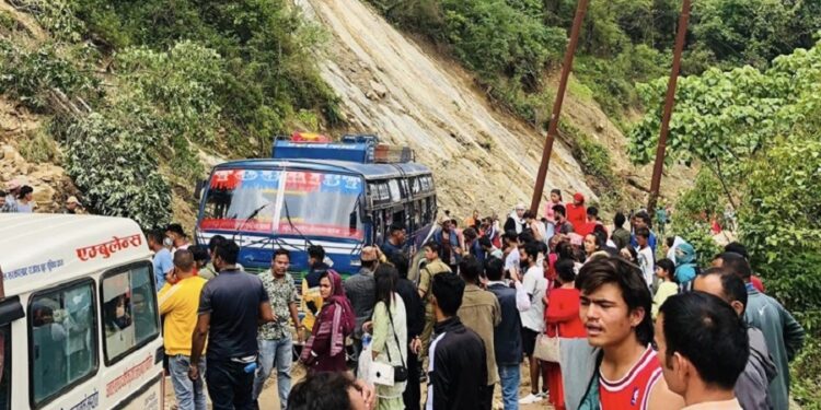 गुडिरहेको बसमा करेन्ट लाग्दा दुई जनाको मृत्यु