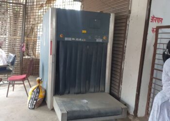 स्क्यानर मर्मत नहुँदा हातैले लगेज चेकजाँच