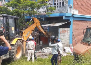 पोखरामा मापदण्डविपरीतका संरचना डोजर लगाएर भत्काउन थालियो