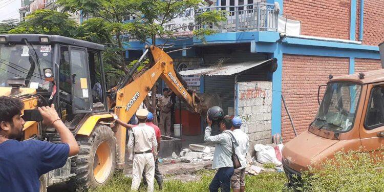 पोखरामा मापदण्डविपरीतका संरचना डोजर लगाएर भत्काउन थालियो