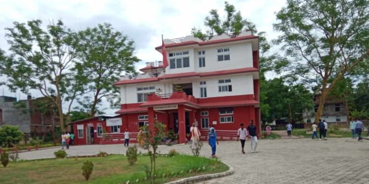 सामान्य बन्दै नागरिकता लिनेको भीड