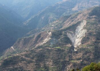 पहिराेले विद्यालय भवन पुरिएपछि पठनपाठनमा समस्या