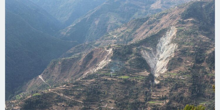 पहिराेले विद्यालय भवन पुरिएपछि पठनपाठनमा समस्या
