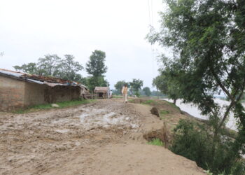 नदीमा लगाएको बाँध भत्काएपछि स्थानीय चिन्तित