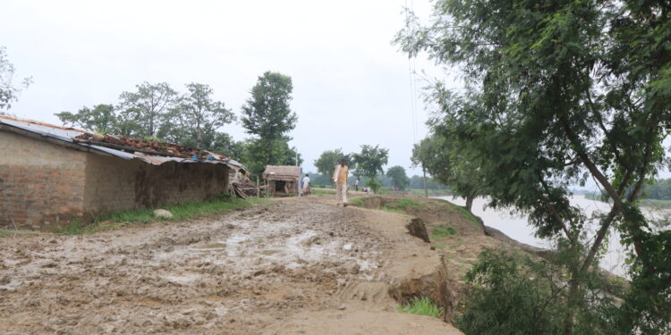 नदीमा लगाएको बाँध भत्काएपछि स्थानीय चिन्तित
