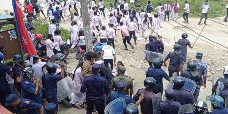प्रतापपुरमा विद्यार्थी र प्रहरी बिच झडप १३ जना घाईते