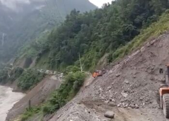 नारायणगढ–मुग्लिन सडक खण्डमा खसेकाे पहिरो पन्छाउन पाँच/छ घण्टा लाग्ने