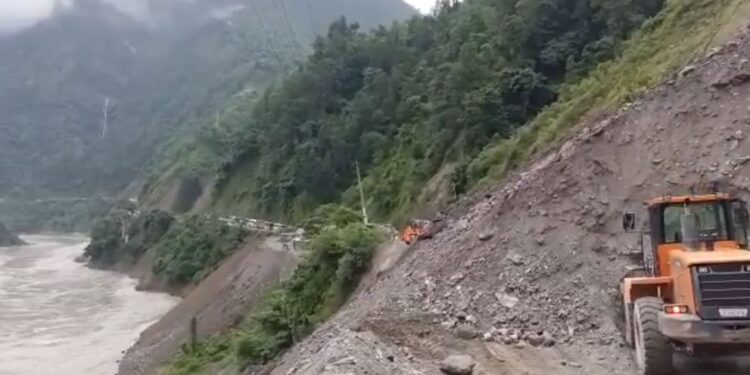नारायणगढ–मुग्लिन सडक खण्डमा खसेकाे पहिरो पन्छाउन पाँच/छ घण्टा लाग्ने