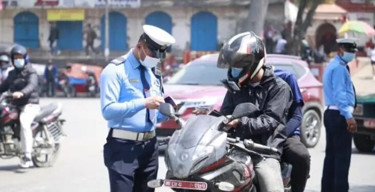 ट्राफिक प्रहरीले चालकसँग अवैध रकम असुली गरेको आरोप