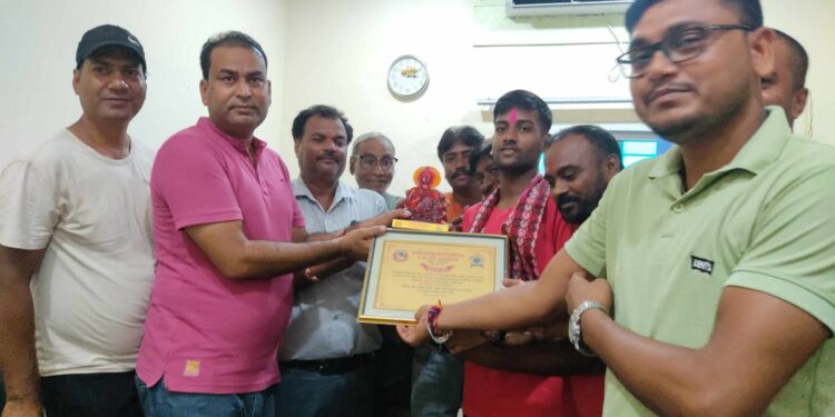 रजत पदक जितेका अभयलाई वडाकाे सम्मान