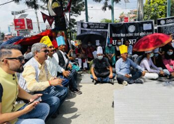 नर्सिङ कलेजहरूमा तत्काल भर्ना खोल्नुपर्ने माग ‍राख्दै माइतीघर मण्डलामा धर्ना