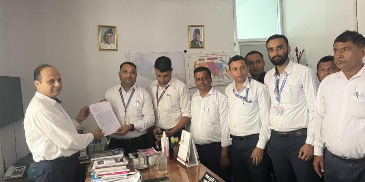 स्थानिय तहका कर्मचारीद्वारा प्रधानमन्त्रीलाई ज्ञापन