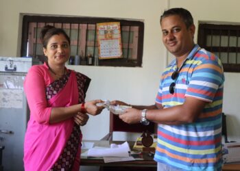 युवा अभियन्ता शर्माद्वारा धारा जडानका लागि बिद्यालयलाई ५० हजार