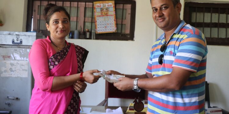 युवा अभियन्ता शर्माद्वारा धारा जडानका लागि बिद्यालयलाई ५० हजार