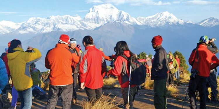 आज विश्व पर्यटन दिवस : त्रिभुवन विमानस्थलमा पहिलो उडानबाट आउने विदेशी पर्यटकलाई पर्यटनमन्त्री किरातीले स्वागत गर्दै
