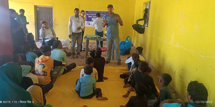 नटुवा समुदायका बालबालिकाहरुलाई सहयोग शैक्षिक सामाग्री