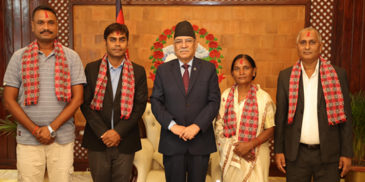 एमाले लुम्बिनी प्रदेशका नेता माओवादीमा प्रवेश, अध्यक्ष प्रचण्डद्वारा स्वागत