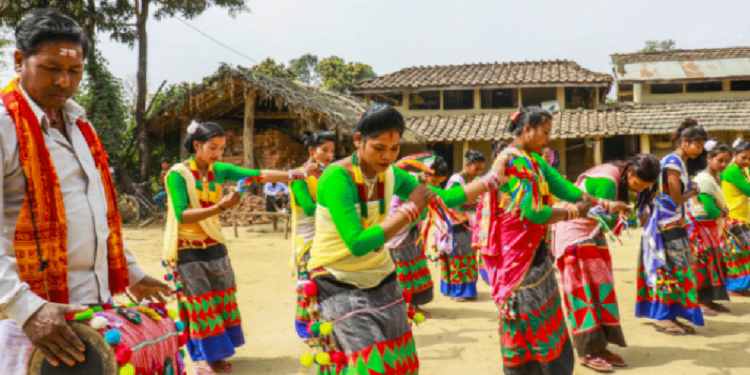 थारु बस्तीमा दसैँको रौनक