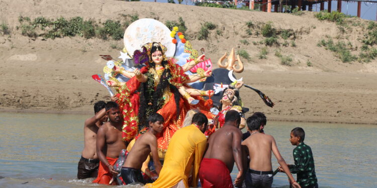 कपिलबस्तुमा दशंैमा निकालिएका दुर्गा भवानीको मुर्ति बिर्सजन