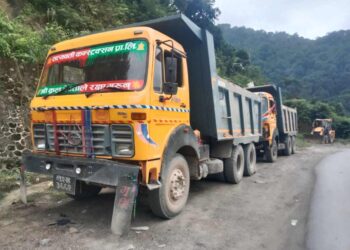 मध्यरातमा अवैध ढुङ्गा चोरी निकासी गर्ने जेसिबी र टिपर नियन्त्रणमा