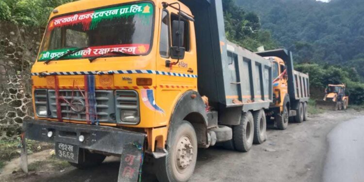 मध्यरातमा अवैध ढुङ्गा चोरी निकासी गर्ने जेसिबी र टिपर नियन्त्रणमा