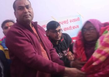 ज्येष्ठ नागरिकलाई स्वास्थ्य जाँच संगै कम्बल