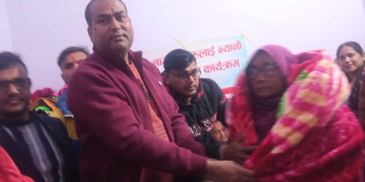 ज्येष्ठ नागरिकलाई स्वास्थ्य जाँच संगै कम्बल