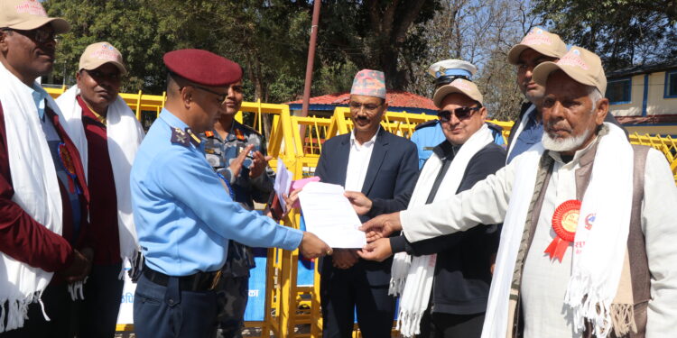 कपिलवस्तु नगरपालिकाले प्रहरीलाई दियो दुर्घटना न्यूनीकरणका लागि रोड ब्यारिगेट
