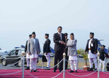 विमानस्थलमा कतारका अमिर शेखको स्वागत