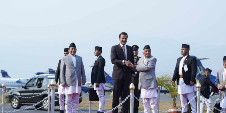 विमानस्थलमा कतारका अमिर शेखको स्वागत