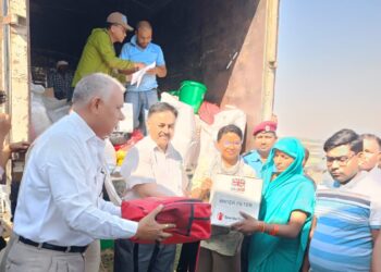 आगलागी पिडितलाई सांसद आचार्य र प्रदेश सभा सदस्य पाण्डेयकाे पहलमा राहत वितरण