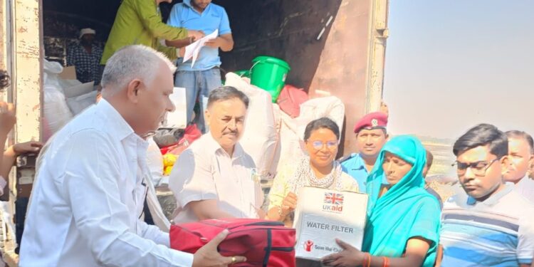 आगलागी पिडितलाई सांसद आचार्य र प्रदेश सभा सदस्य पाण्डेयकाे पहलमा राहत वितरण