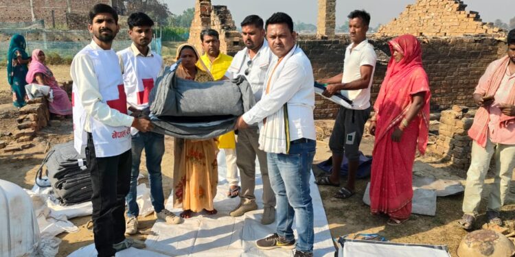 वडा अध्यक्ष सिंहको पहलमा आगलागी पिडितलाई राहत