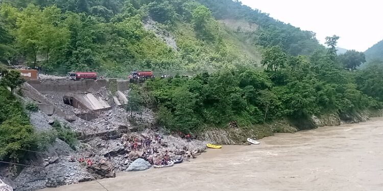 त्रिशूली नदीमा हराएका दुई बसका तीन यात्रुको शव भेटियो, एक जनाको पहिचान खुल्न बाँकी