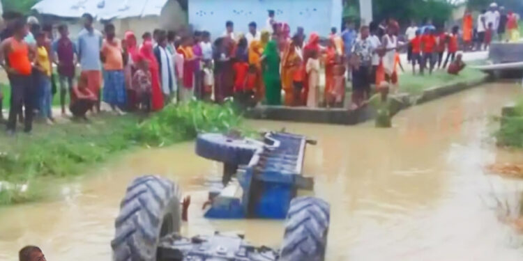 नहरमा खस्यो बोलबम यात्री सवार ट्याक्टर